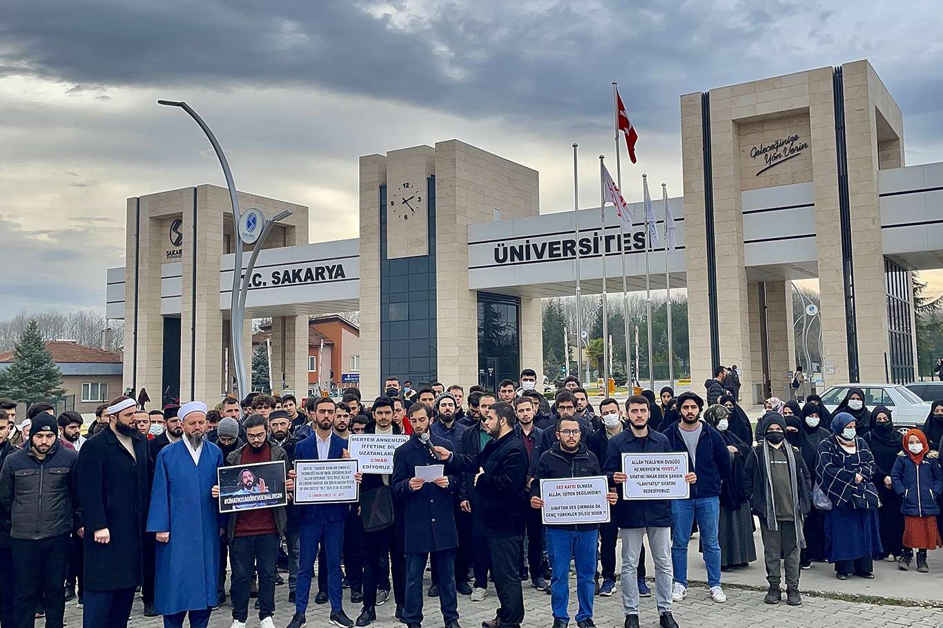 Sakarya Üniversitesi öğrencilerinden Hazreti Meryem'e hakarete tepki